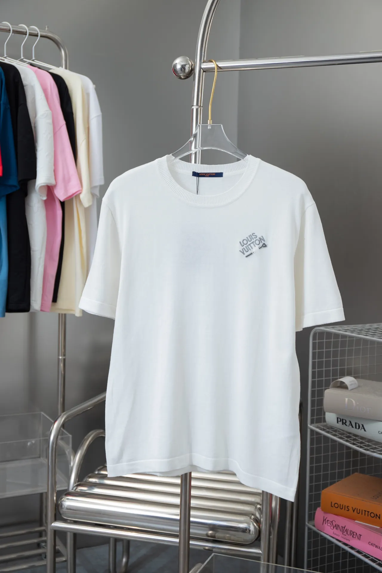🅿️200 High Quality Lv 2025 Spring and Summer Pin🧷Short Sleeve Knitted Same as Official Website Customized Sweater Neck➕Front Chest Pin🧷Design High Density Imported Embroidery Custom Dyed Wool Yarn S M L XL